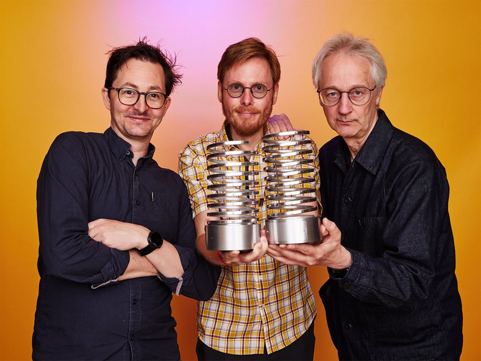 Drie mannen met twee beeldjes van de Webby Awards in hun handen