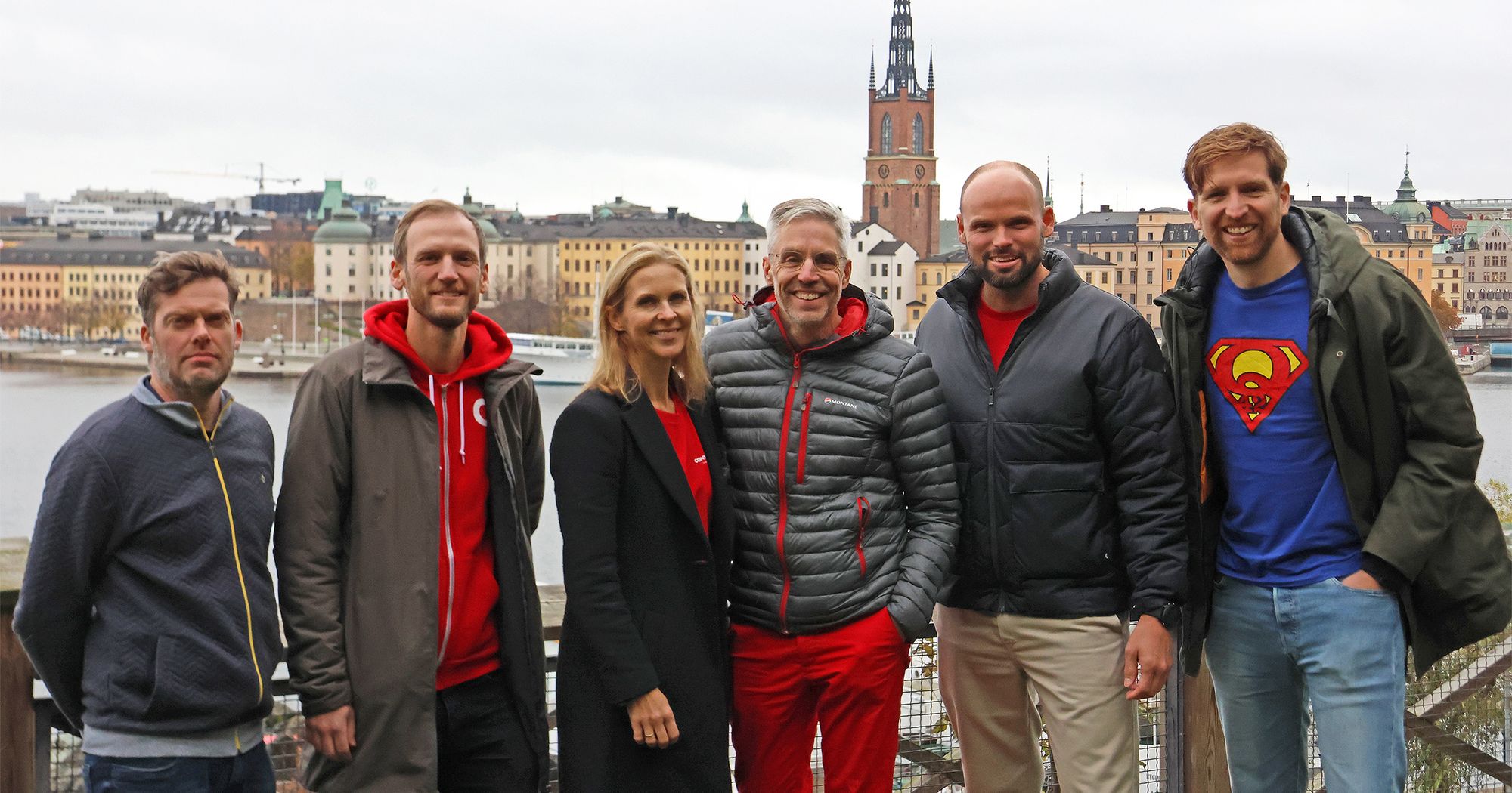 Een poserende groep van zes mensen in Stockholm.