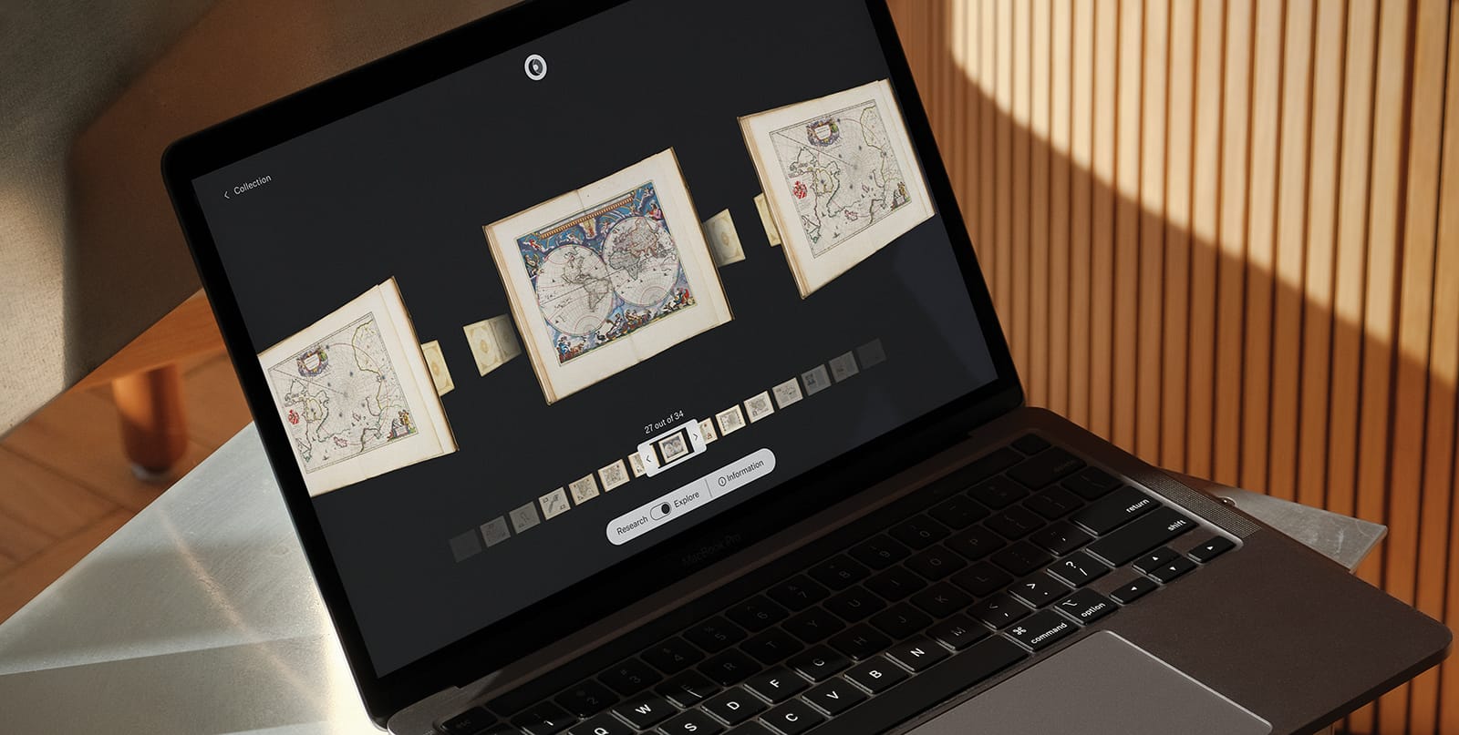 Tafeltje met een laptop waarop de website Oculi Mundi te zien is.